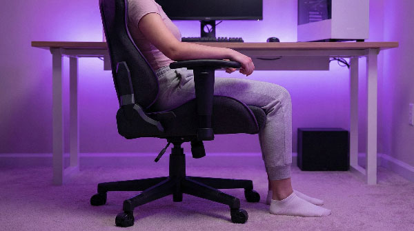 Kleine Person Füße Boden