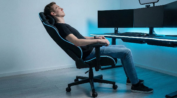 Großer Mann im Stuhl